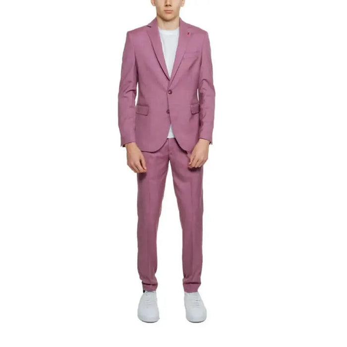 Man wearing a pink suit from Mulish - Mulish Men Suit collection in an elegant setting