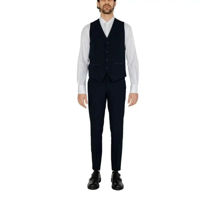 Mulish Men Suit: Urban style clothing with a man in suit and tie standing in city