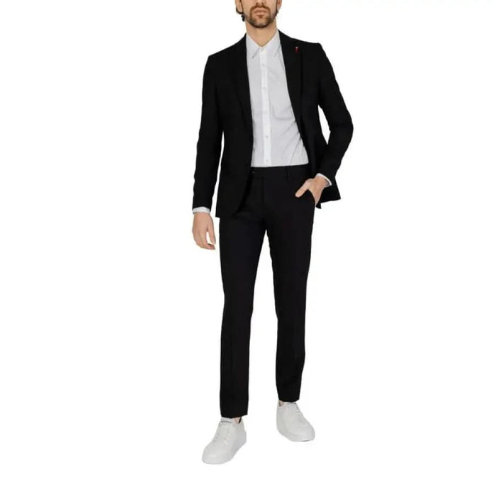 Mulish Men Suit - Stylish man in urban city style suit, epitomizing urban style clothing