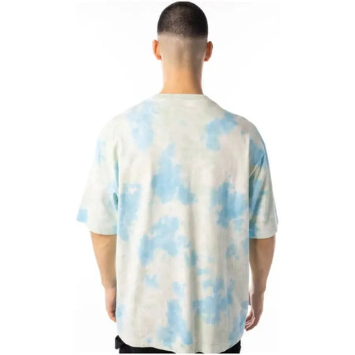 Urban style: Man in tie dye Jordan Men T-Shirt - trendy casual clothing