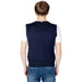 Man wearing U.S. Polo Assn. men gilet for urban style clothing