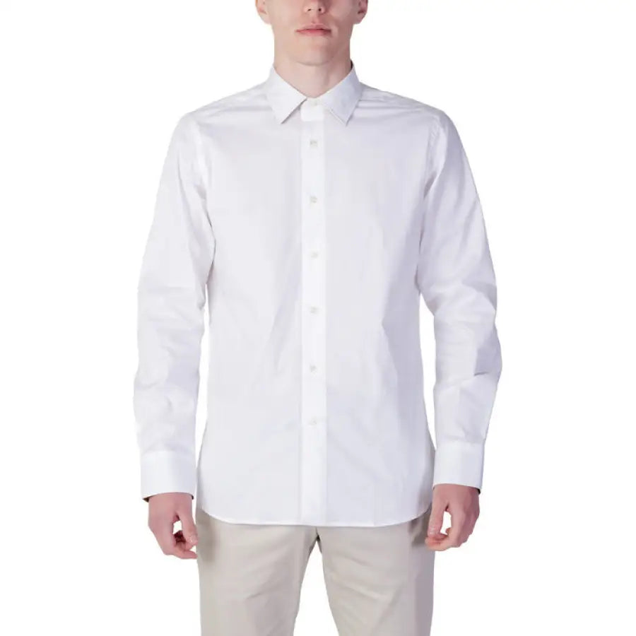 Man in Alviero Martini Prima Classe white shirt and khaki pants
