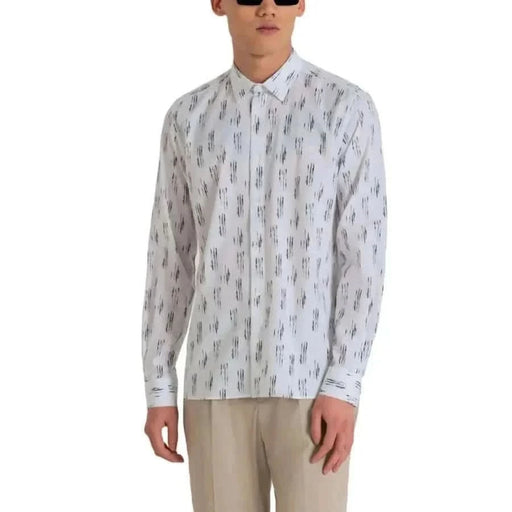 Man modeling Antony Morato men shirt in white with patterns for Spring/Summer