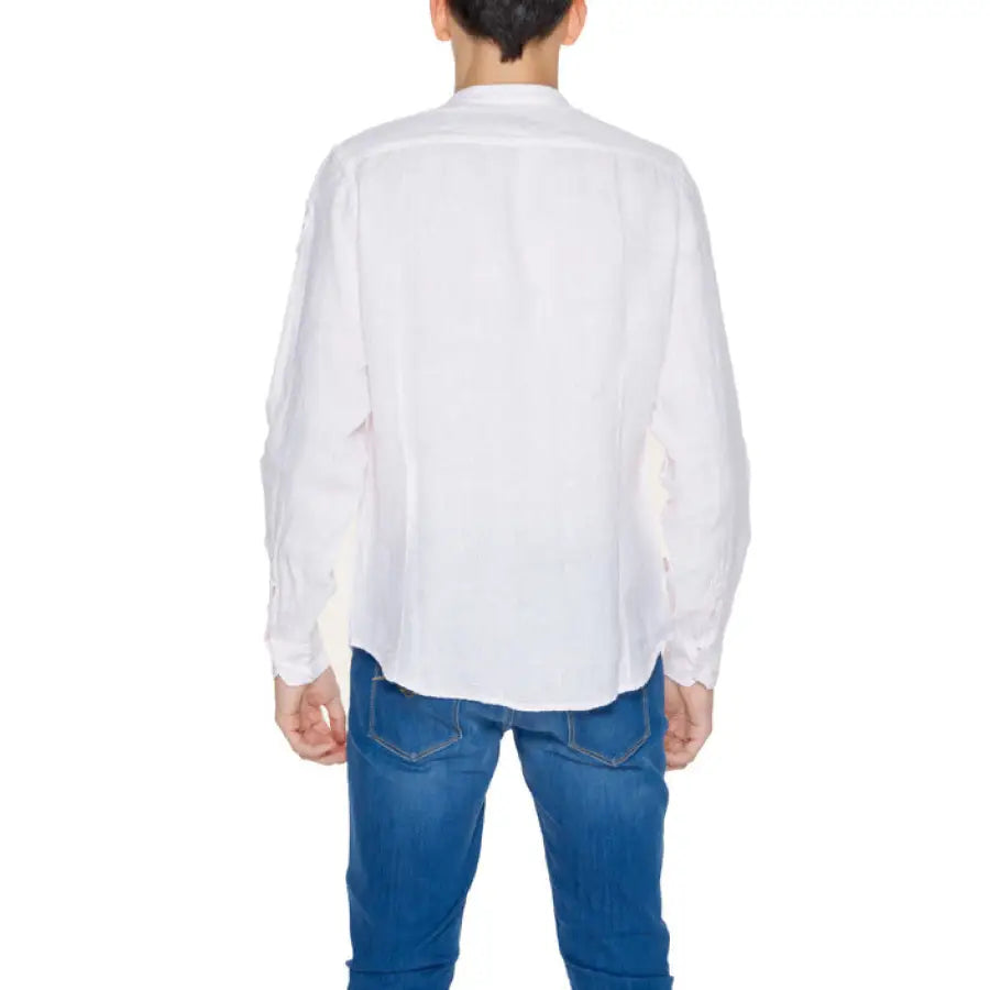 Urban Style: Man in white Blauer Men Shirt and jeans