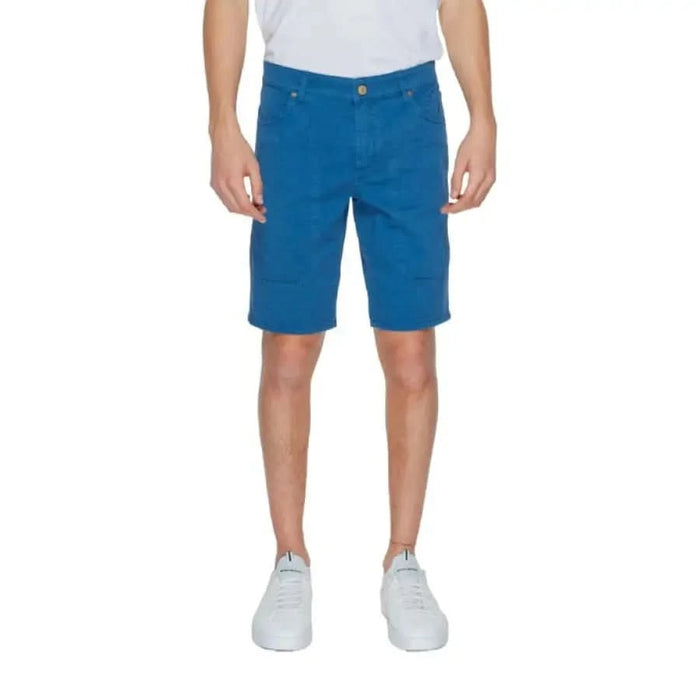 Man in Jeckerson white t-shirt and blue shorts from Jeckerson Men Shorts collection