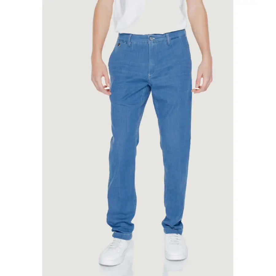 Urban style: Man in white T-shirt and blue jeans wearing Replay - Replay Men Jeans