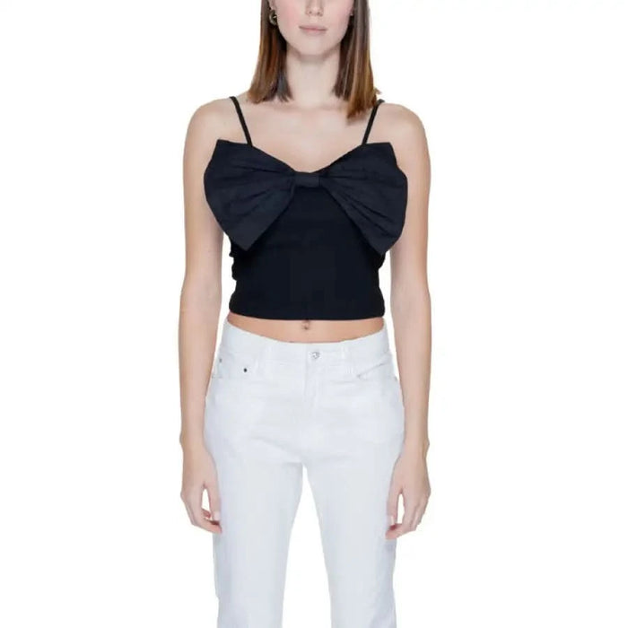 Model in black crop top with bow, showcasing Only Women Undershirt urban city style