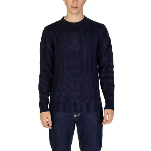 Navy blue cable knit sweater with crew neckline from Hamaki-ho Men Knitwear