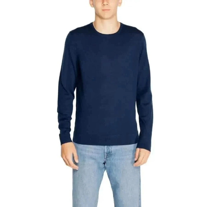 Navy blue long-sleeved crewneck sweater from Calvin Klein Men Knitwear collection