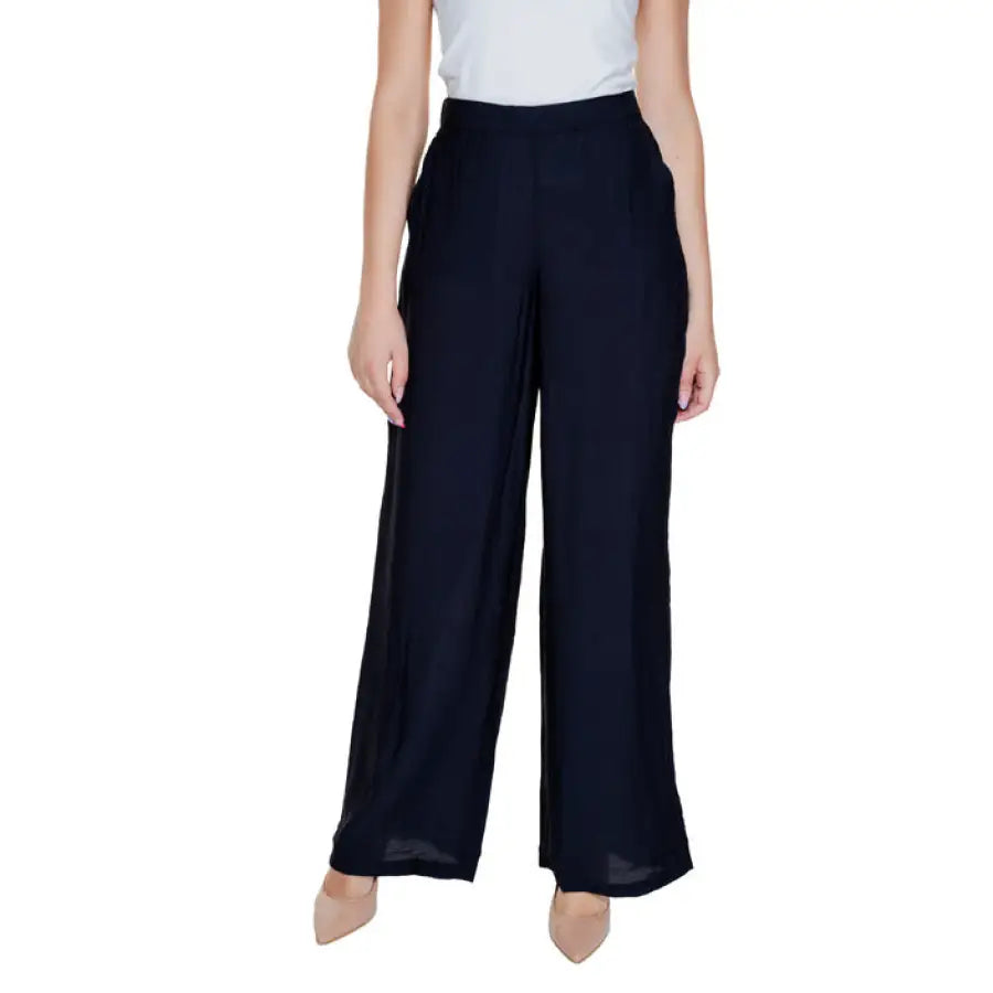 Navy blue wide-leg high waist trousers from Vero Moda – chic and stylish women’s attire