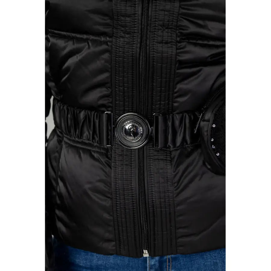 
                      
                        Urban style Guess women’s jacket - The North Face down jacket displayed in clothing line
                      
                    
