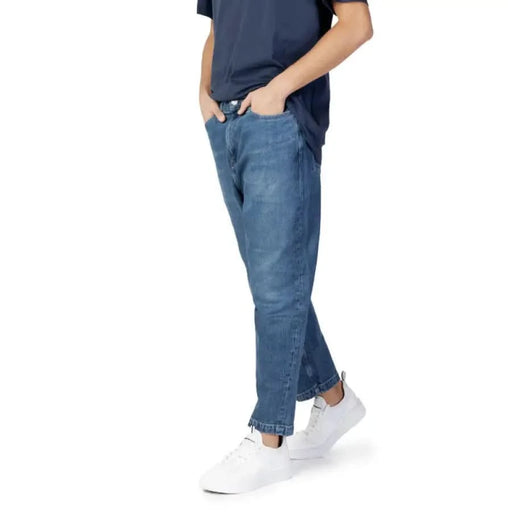 Men’s Tommy Hilfiger Jeans styled with white sneakers and a dark shirt