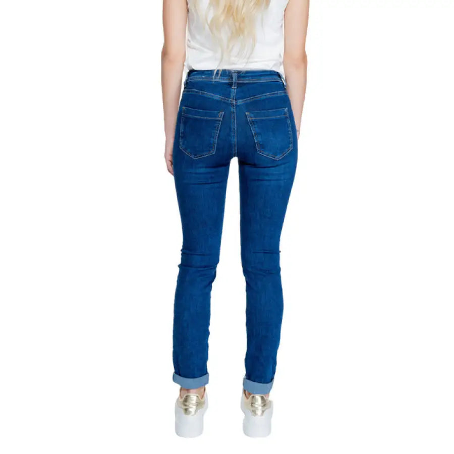Street One Women’s Blue Skinny Jeans with Rolled Cuffs, White Top, and Gold Shoes
