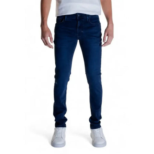 Dark blue skinny jeans paired with white sneakers by Antony Morato for men