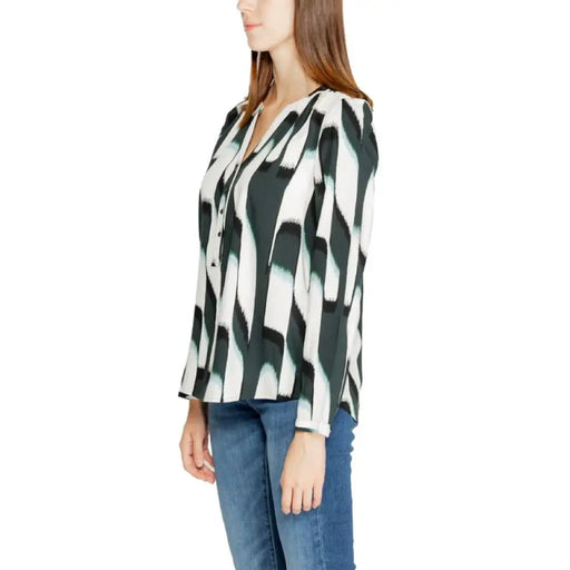 Patterned long-sleeved blouse in black and white abstract design by Street One