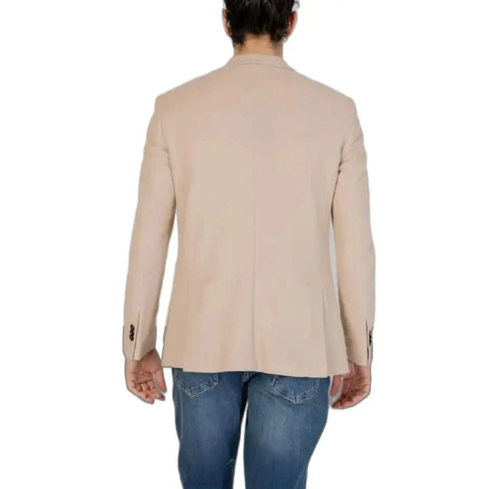 Person in beige Liu Jo Men Blazer showcasing urban city fashion