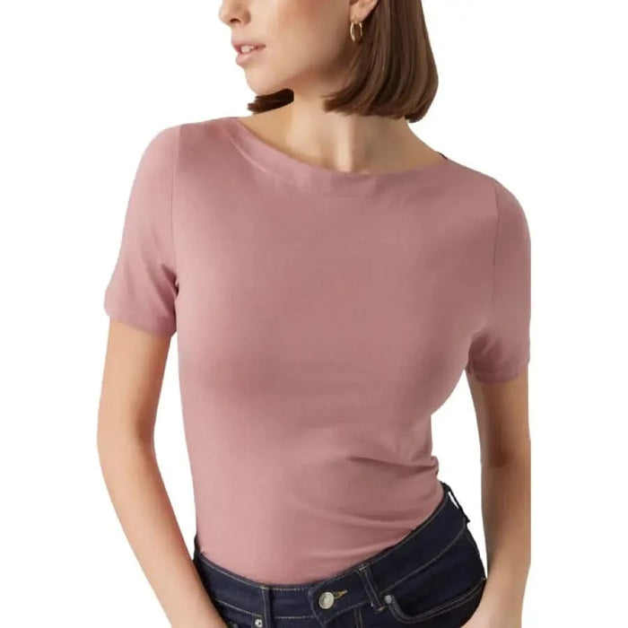 Vero Moda Women’s Pink Short-Sleeved Top Paired with Dark Jeans for a Stylish Look