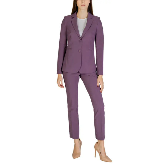 Purple business pantsuit featuring a fitted blazer and ankle-length trousers by Sandro Ferrone