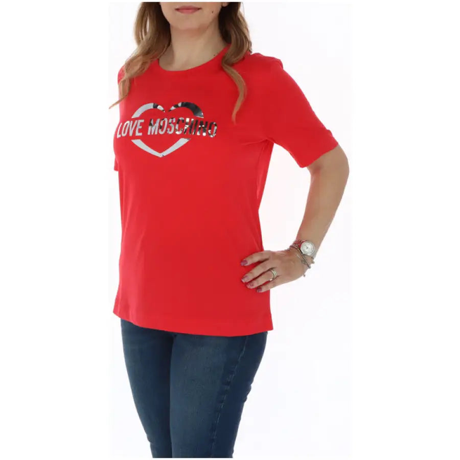 Red ’LOVE MOSCHINO’ T-shirt with heart design for women. Buy now at Love Moschino store