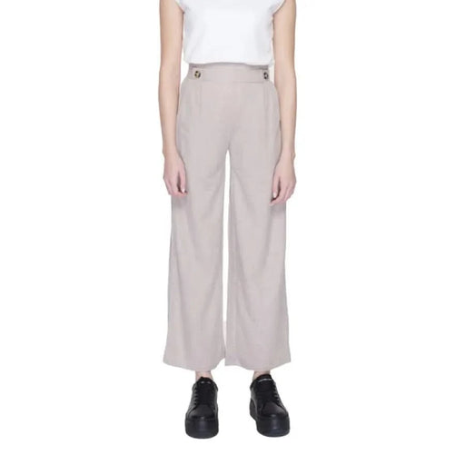 Urban style clothing - Jacqueline De Yong Women Trousers in linen, perfect for urban city fashion