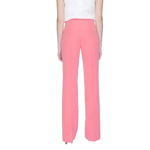 Silence Women wearing The Row pink crepy trousers for urban city style fashion