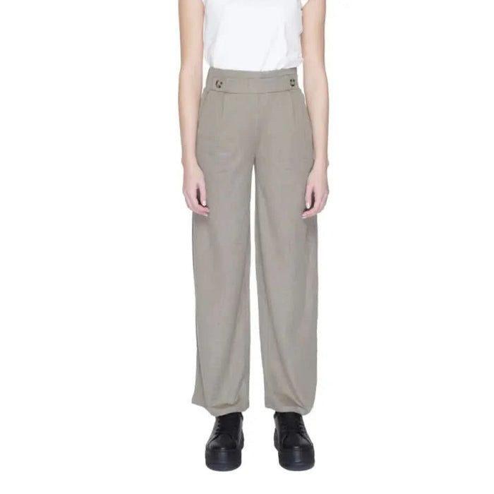 Jacqueline De Yong linen trousers for urban style clothing on a city background