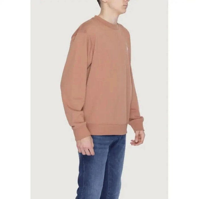 Salmon-colored crewneck sweatshirt with blue jeans New Balance Men Sweatshirts