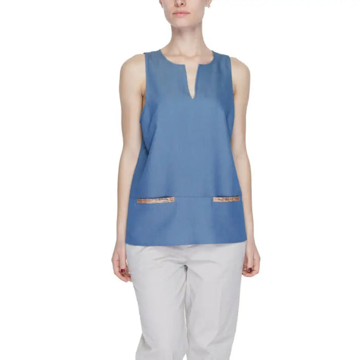 Sleeveless blue top with split neckline and front pockets by Alviero Martini Prima Classe