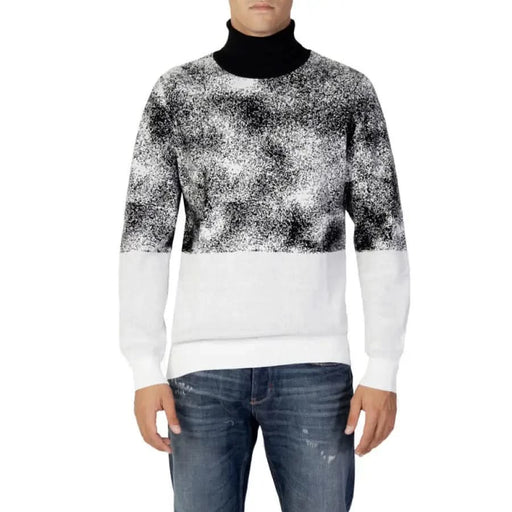 Sweater with black and white speckles and solid white lower half by Antony Morato