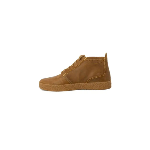 Tan leather chukka boot with gum rubber sole from Clarks Men Boots collection