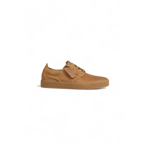 Tan leather Clarks men’s low-top lace-up sneaker with gum sole