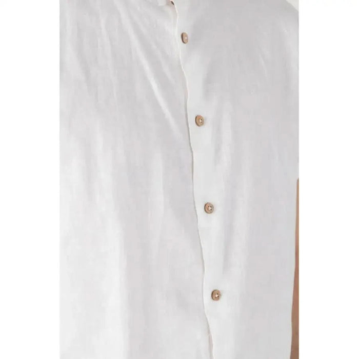 Hamaki-ho Men Shirt: White button-up with light-colored buttons. Sophisticated and stylish