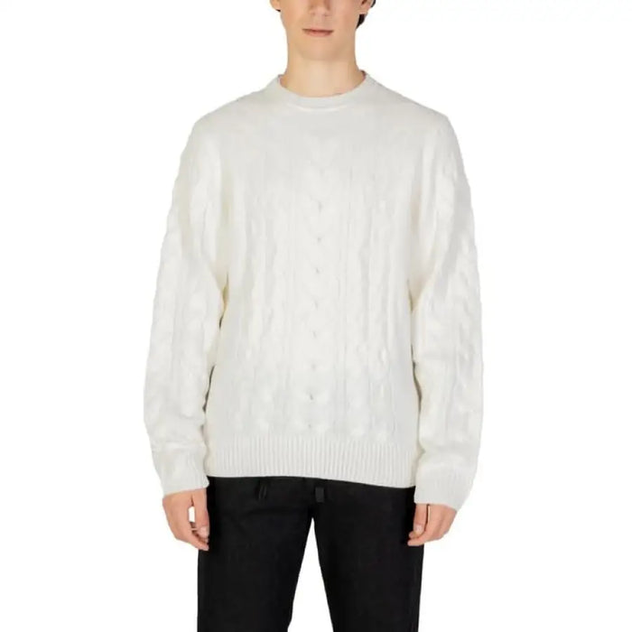 White cable-knit crew neck sweater from Hamaki-ho Men Knitwear collection