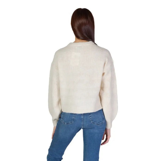 White knit sweater with balloon sleeves paired with blue jeans by Only Women Cardigan