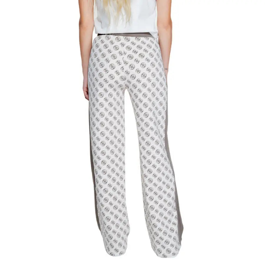 Guess white pants with gray floral or geometric pattern for women