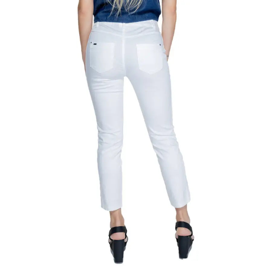 Street One women’s white skinny jeans with back pockets and cropped ankles