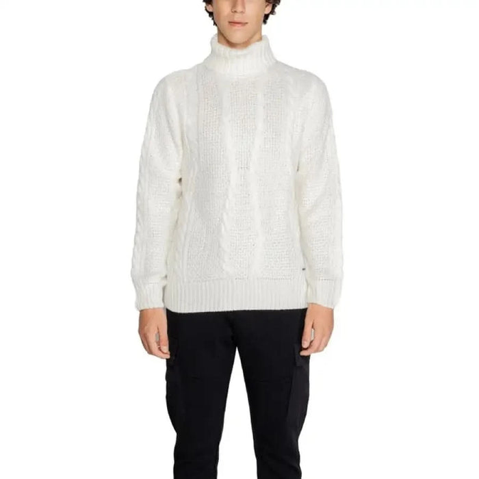 White turtleneck sweater worn by a model from Gianni Lupo Men Knitwear collection