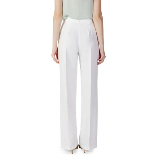 White wide-leg trousers worn by a woman in Hanny Deep Women Trousers collection