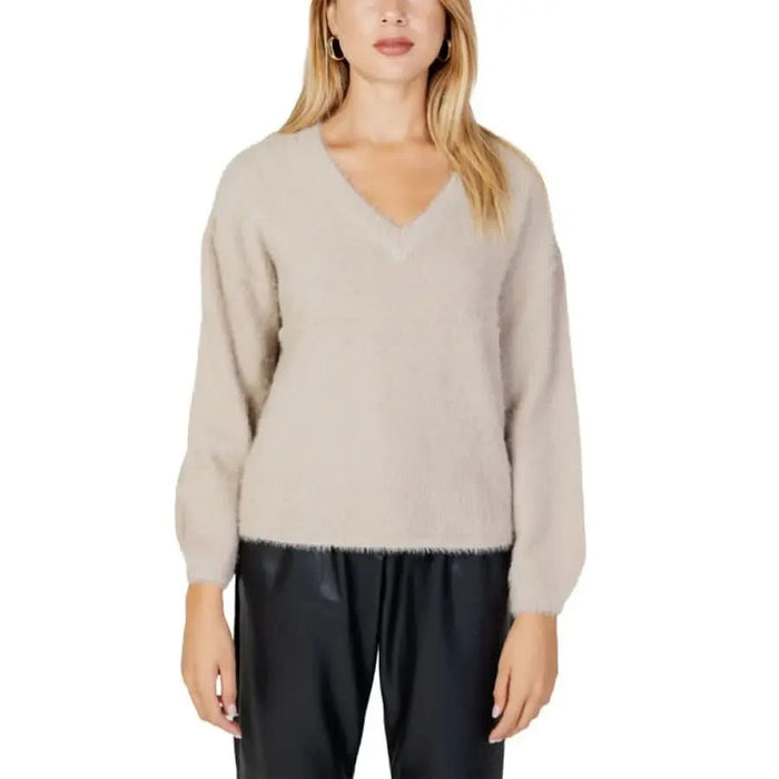 Woman in beige sweater, black pants for fall winter product - Jacqueline De Yong Knitwear