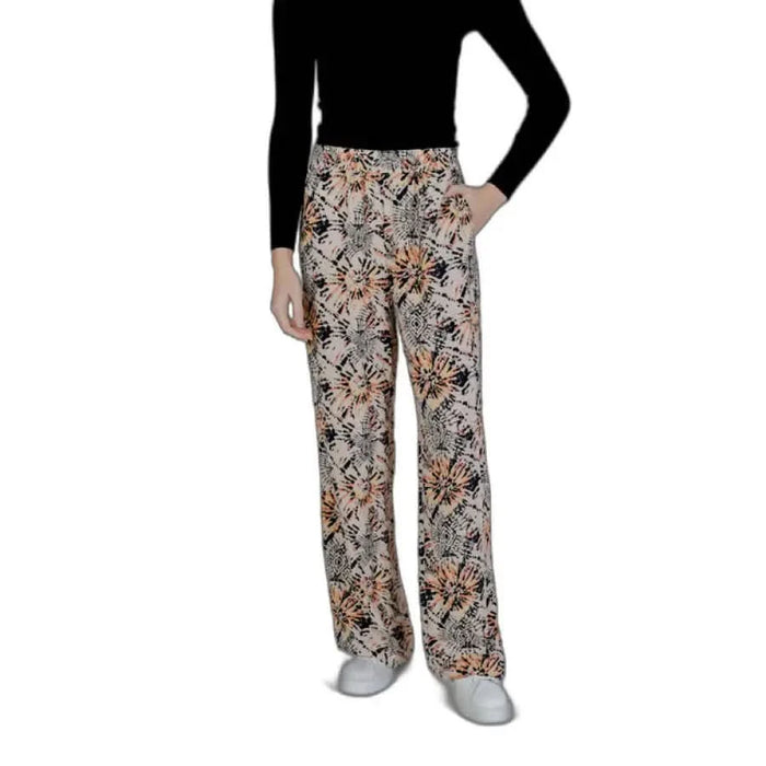 Yong women wearing Jacqueline De Yong trousers with patterned pants