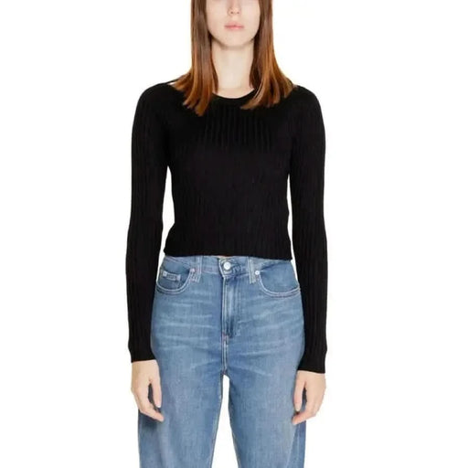 Woman wearing black ribbed sweater and light blue jeans - Only Women Knitwear