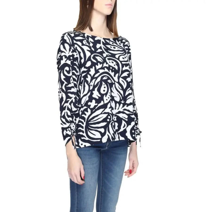 Urban Style Woman in Black and White Patterned Top - Street One Blouse