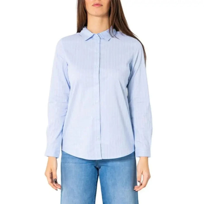 Jacqueline De Yong women shirt model wearing blue shirt and jeans