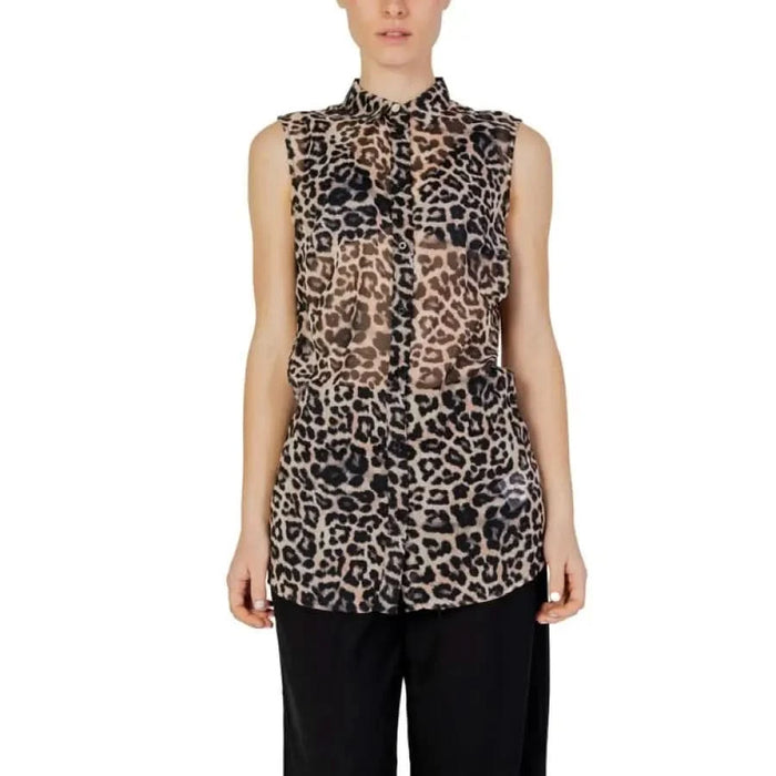 Woman in Guess women blouse, leopard print for spring summer product