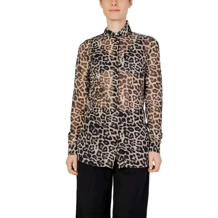 Guess women shirt in leopard print guess guess women model posing