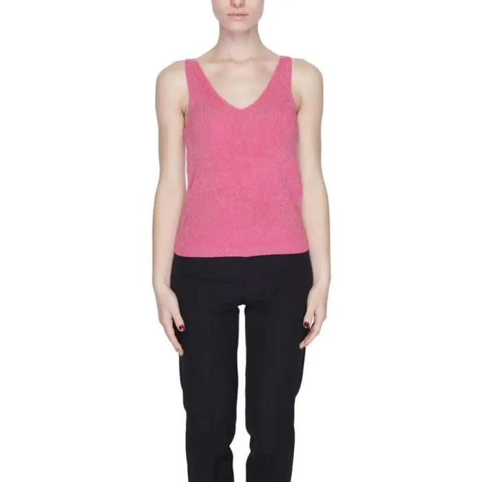 Vero Moda urban style clothing, woman in pink top and black pants, city fashion