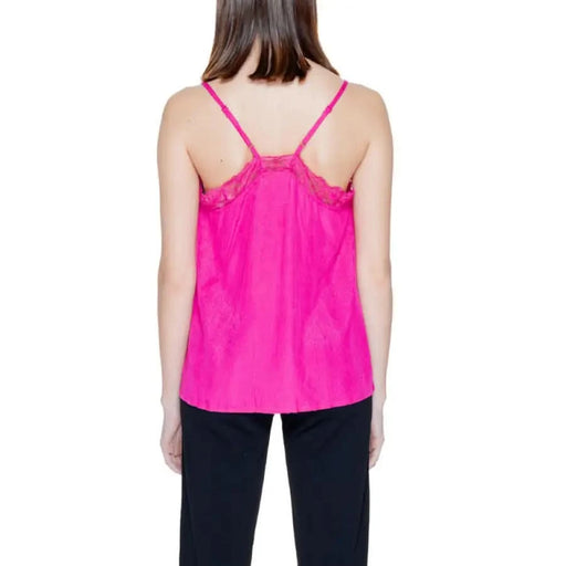 Vila Clothes woman in pink lace-trimmed top, embodying urban city fashion