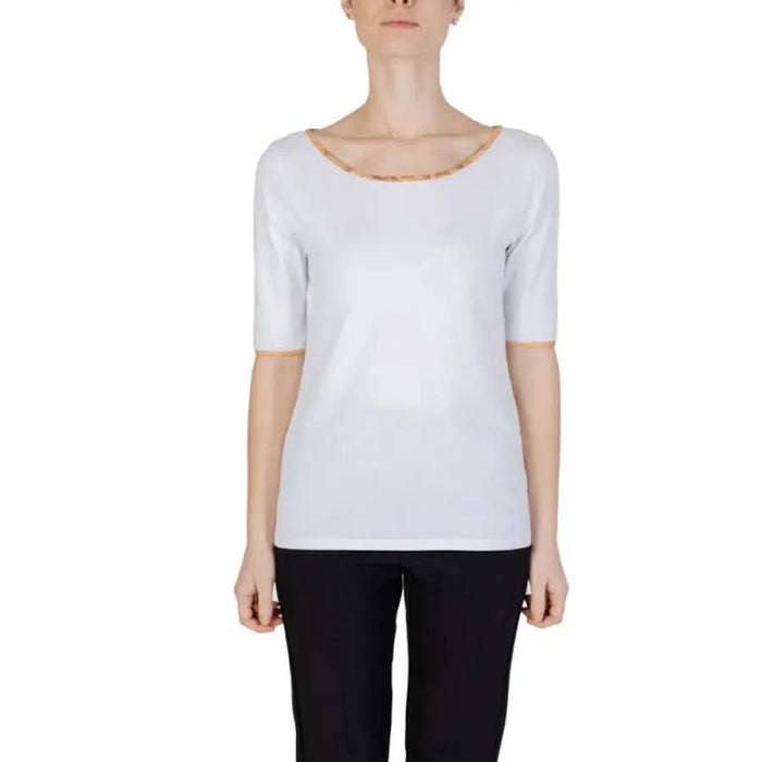 Alviero Martini Prima Classe women’s T-shirt feature with model in black pants