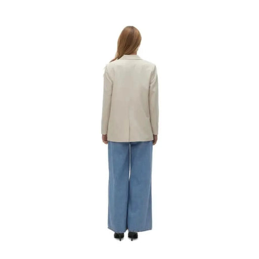 Vero Moda woman in white blazer jacket and jeans from Moda Vero Moda collection