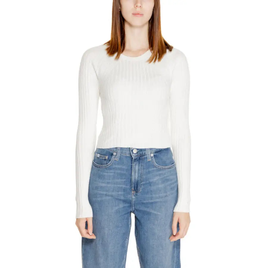Woman in a white long-sleeved sweater and blue jeans - Only Women Knitwear